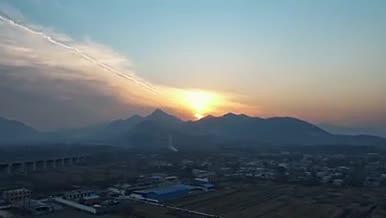 无人机航拍冬季太行山黄昏日落延时视频的预览图